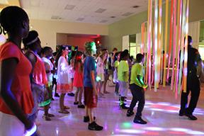 Strings holds Glow Party fundraiser for field trip