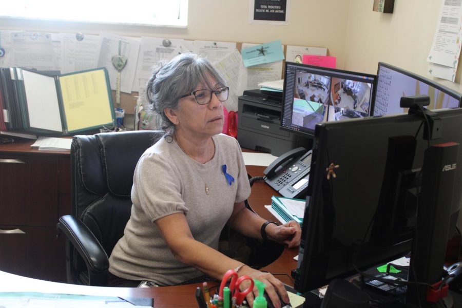 While on her computer, Rossana De La Roche, the principal’s secretary, responds to emails and reminds herself of what she needs to accomplish for the day. “Some days are smooth and some are hard, but I always put all my effort into everything I do,” De La Roche said.